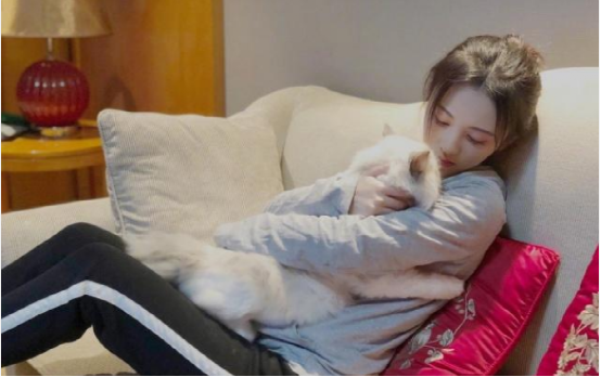 鞠婧祎晒出自己的豪宅,全屋设计简约风格,年轻人进门就喜欢了