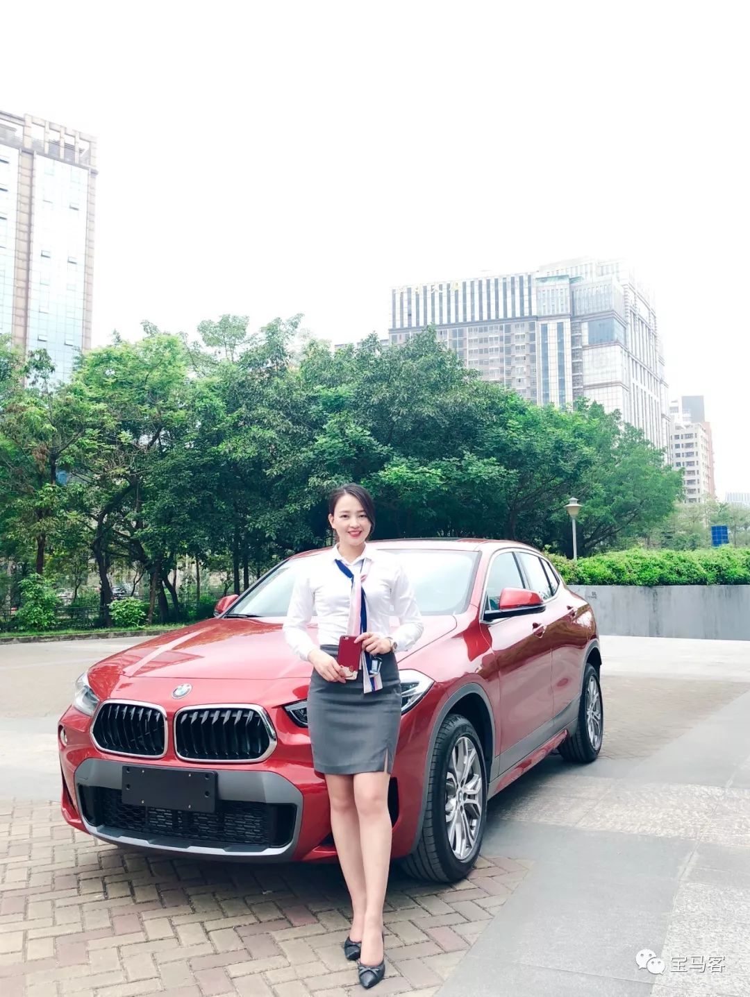 宝马美女店花采访录:新年希望能拥有一辆bmw,2019年太难了,因为