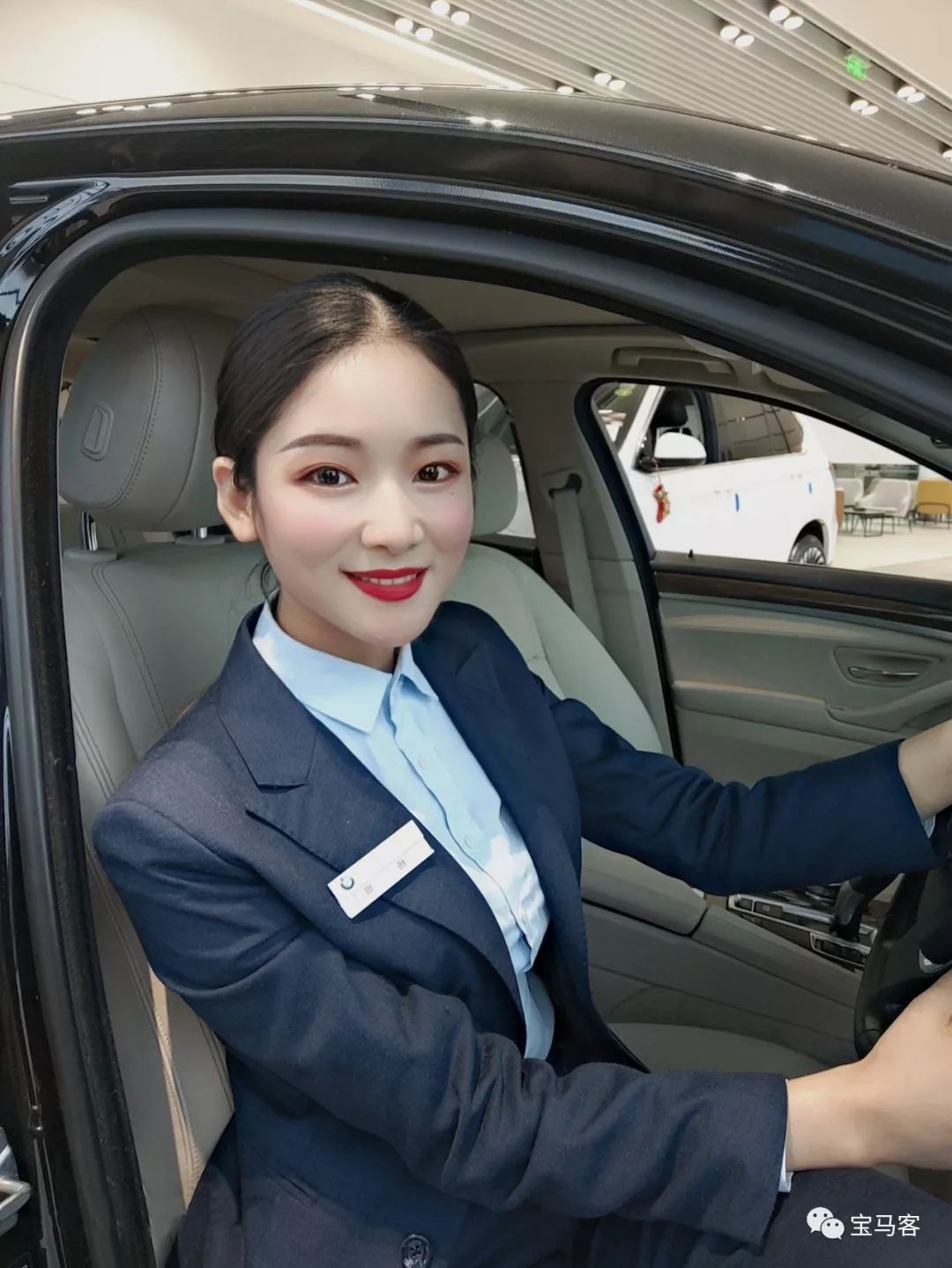 宝马美女店花采访录:新年希望能拥有一辆bmw,2019年太难了,因为