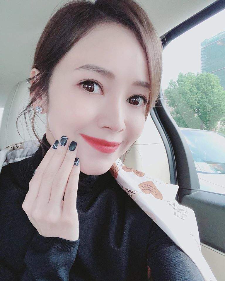 侯佩岑首晒全家福2个萌儿正面照曝光