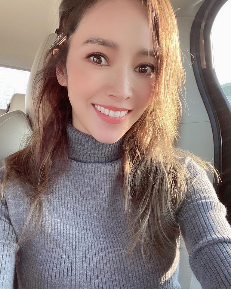 侯佩岑首晒全家福2个萌儿正面照曝光