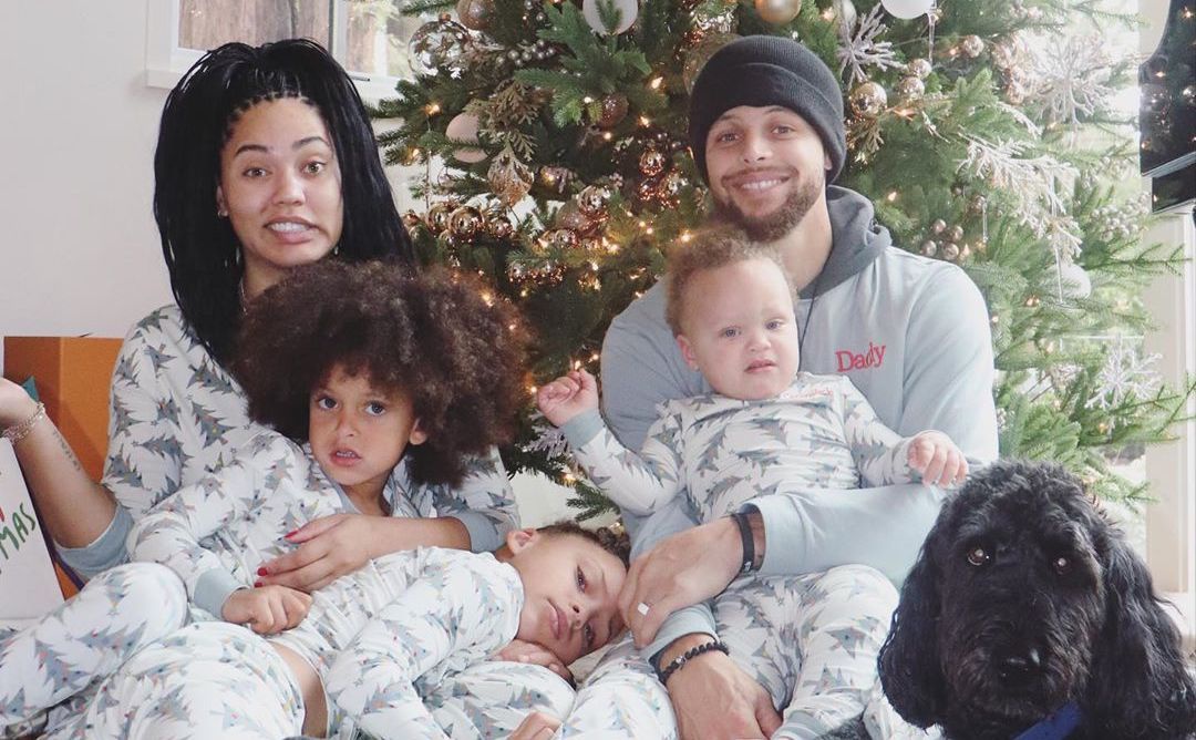 温馨一家,库里妻子发布全家人一起过圣诞的照片