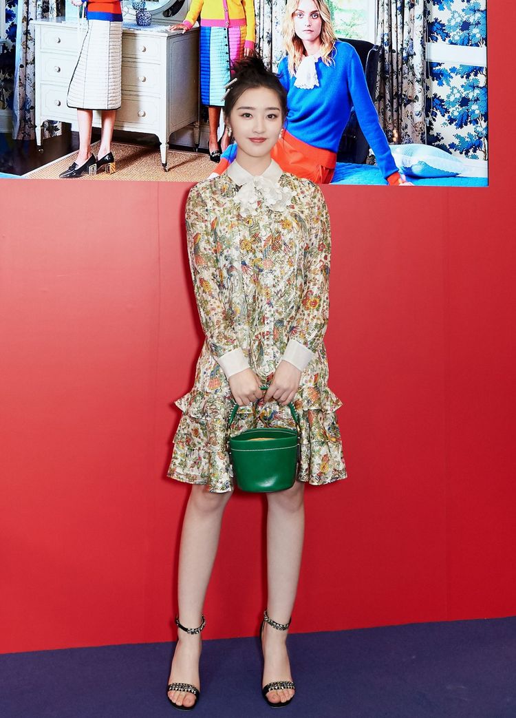 邓恩熙现身,穿格纹短款外套配牛仔裤,复古大气一点不像14岁