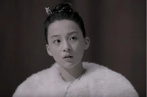 而扮演叶轻眉的演员叫顾语涵,是位典型的05后小童星,别看她才14岁,却