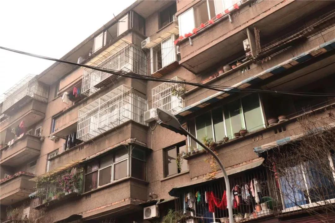 从兑阳湾到新村,老旧楼房里装着的是老乐山的沉稳和繁华