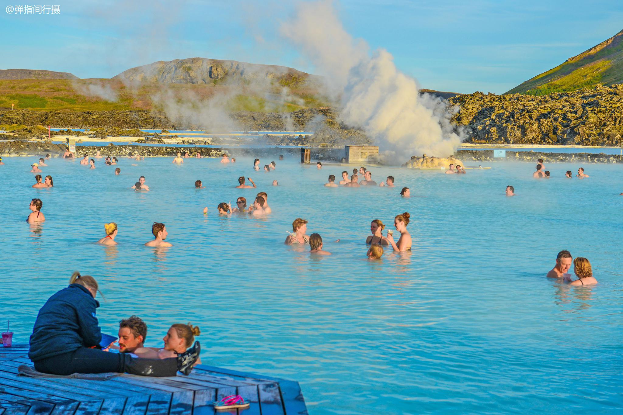 冰岛最浪漫的温泉景色奇幻如外星球却成年轻游客社交之地