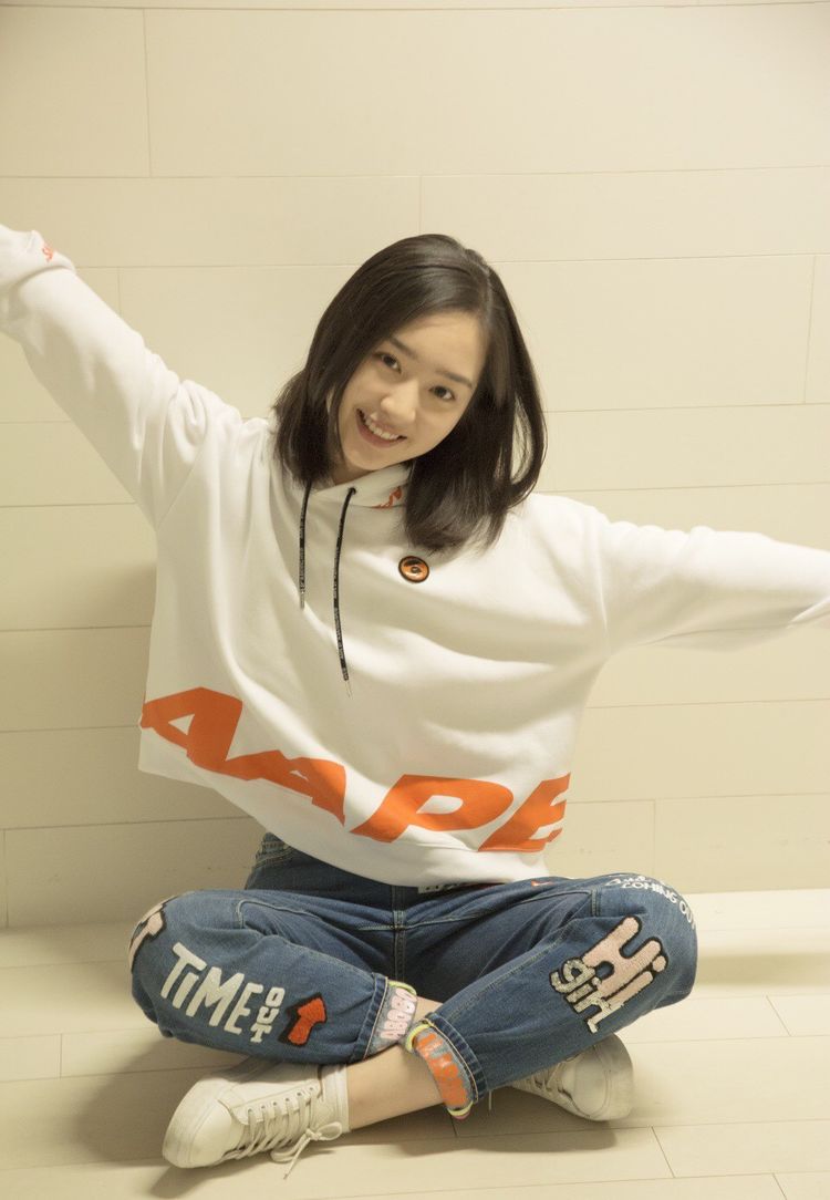 邓恩熙现身,穿格纹短款外套配牛仔裤,复古大气一点不像14岁