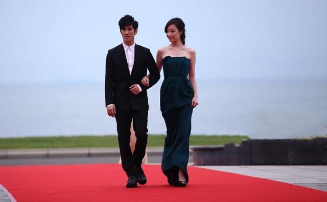 倪妮早年挽着李治廷走红毯,低胸的造型,让气质立马上升一个高度
