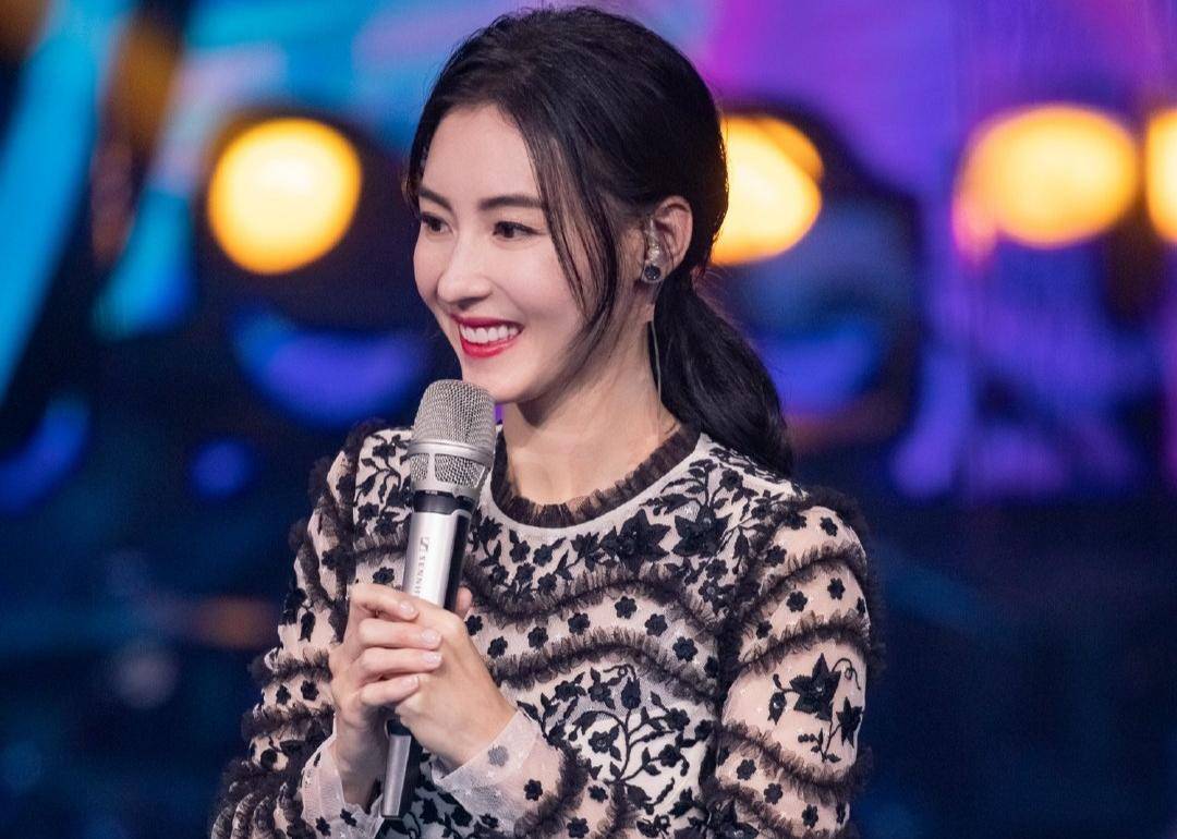 39岁张柏芝大秀好身材穿露脐装和小q同框似姐弟度假仍营业