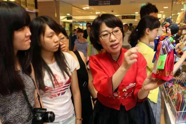 韩国游客到中国疯狂购物，看完他们买的东西，中国大妈都表示无语
