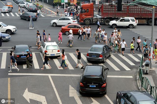 不管红绿灯都可以通行,不扣分不罚款,十字路口右转规则详解