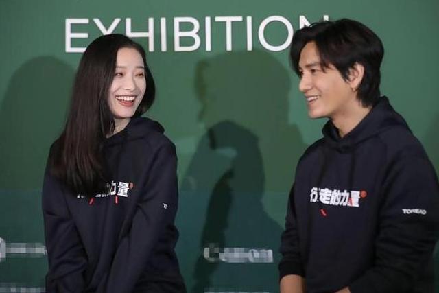 陈坤倪妮合体现身发布会,俩人穿同款卫衣,现场互动特别甜