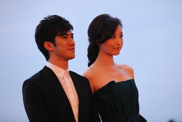 倪妮早年挽着李治廷走红毯,低胸的造型,让气质立马上升一个高度