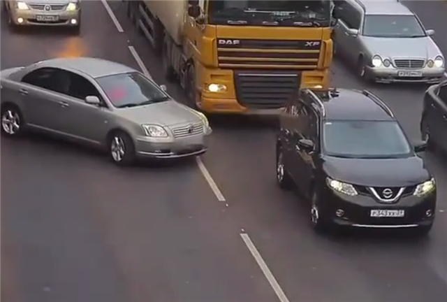 卡车盲区强行加塞,15万奔腾b70车头撞毁,前保险杠还被震飞