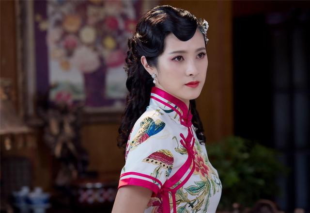 曾撞脸万茜曾黎, 与靳东保剑锋谈过恋爱, 如今40岁嫁导演幸福不已