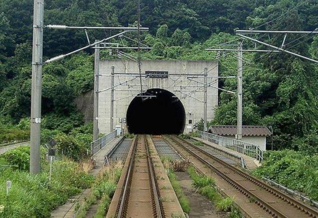 全球最长的隧道,花费120亿耗时17年,火车进去要跑一个多小时