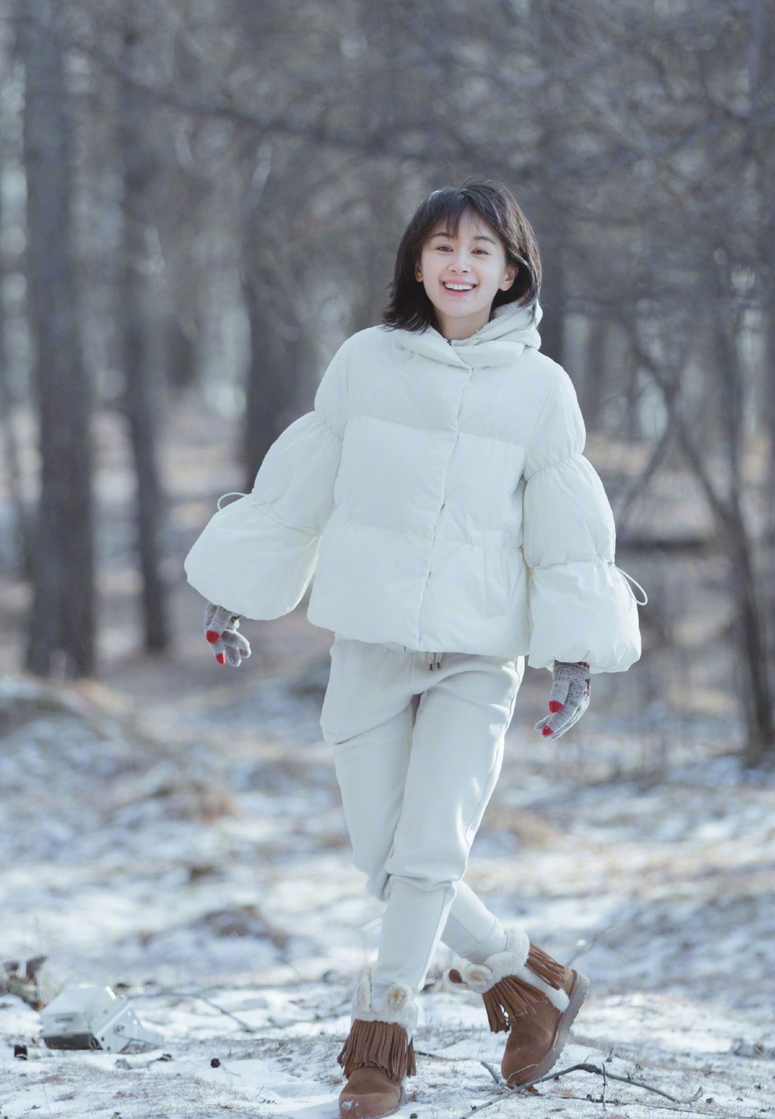 她是《欢乐颂》中的富二代,今穿轻纱蛋糕裙,衣领低到胃性感迷人