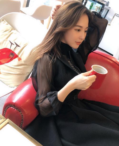 其实翻看吴佳妮的照片,她相貌真的十分有优势,毕业于北京舞蹈学院的她