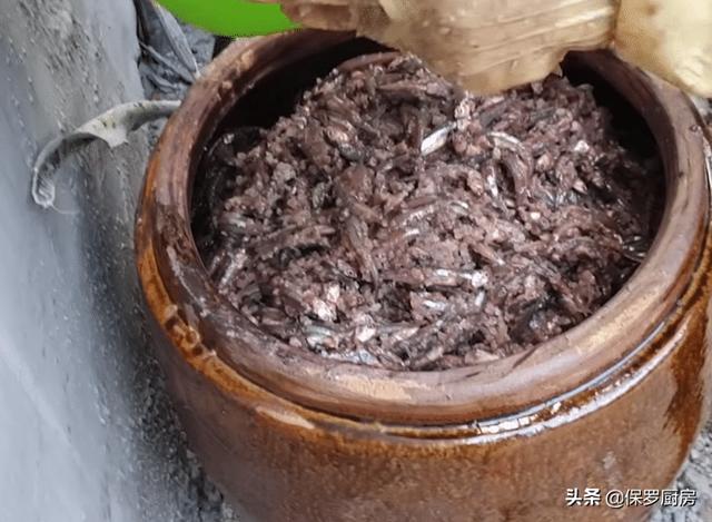 大妈把鱼扔进缸里不洗也不杀2个月后开缸就成了美味的鱼露