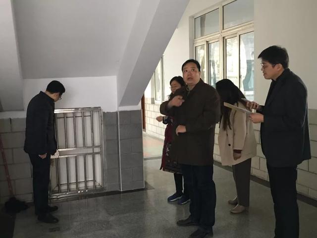 江苏省无锡市梁溪区教育局领导检查塔影中学安全工作