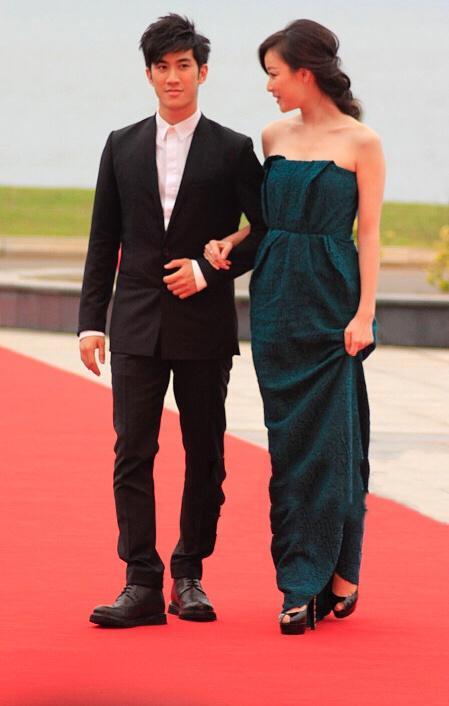 倪妮早年挽着李治廷走红毯,低胸的造型,让气质立马上升一个高度