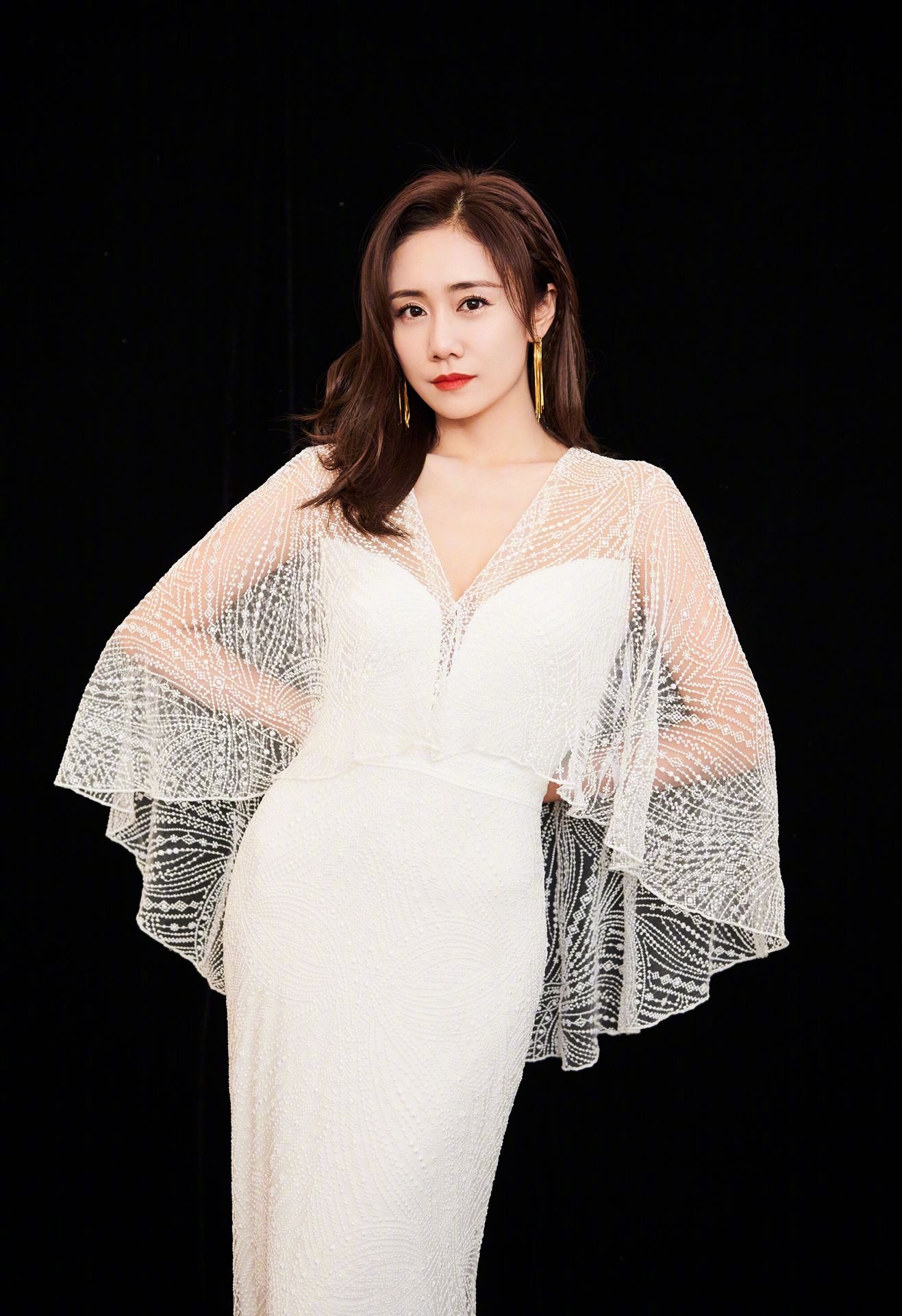 刘芸礼服连衣裙好仙网友后背是亮点