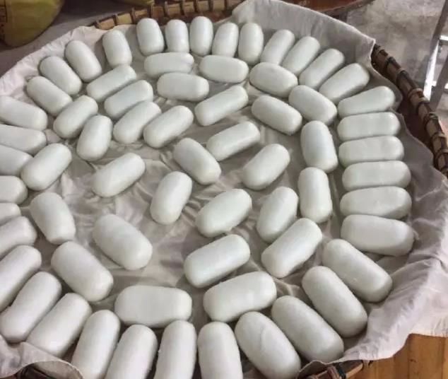 大多数的横县粉利是做成圆柱形的,半径大概是4厘米,长25厘米左右,呈