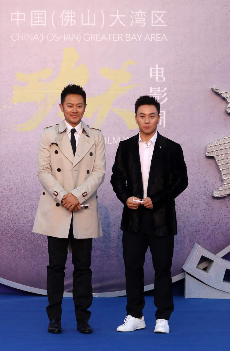 释小龙参加活动,身穿西装与印小天同框,身高不足却丝毫不怯场