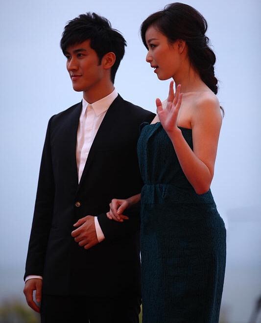 倪妮早年挽着李治廷走红毯,低胸的造型,让气质立马上升一个高度