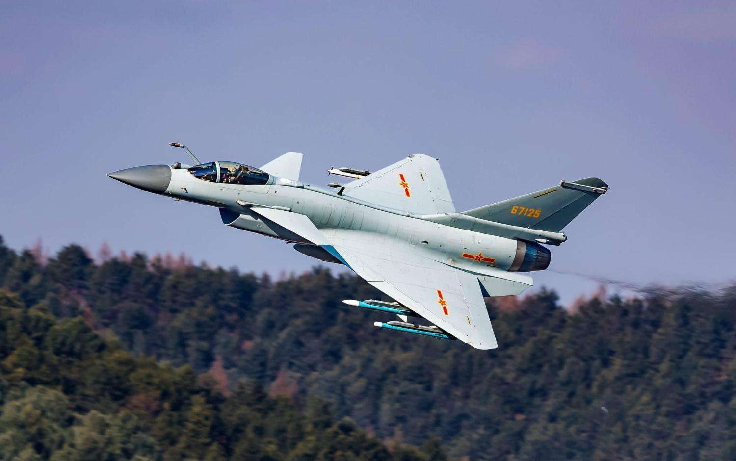 歼-10c战机不过对于伊朗来说,他们可选择的面不大,毕竟伊朗与美军仍然