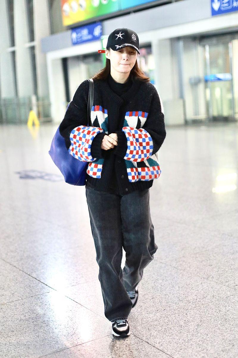 蒋勤勤素颜现身土气打扮遮不住好气质但皮肤松弛似中年妇女