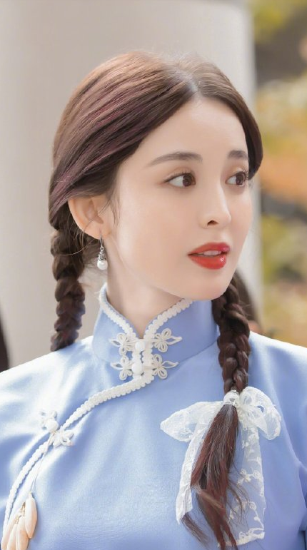 古力娜扎民国造型,素色旗袍修身性感,湖蓝色学生装清纯动人