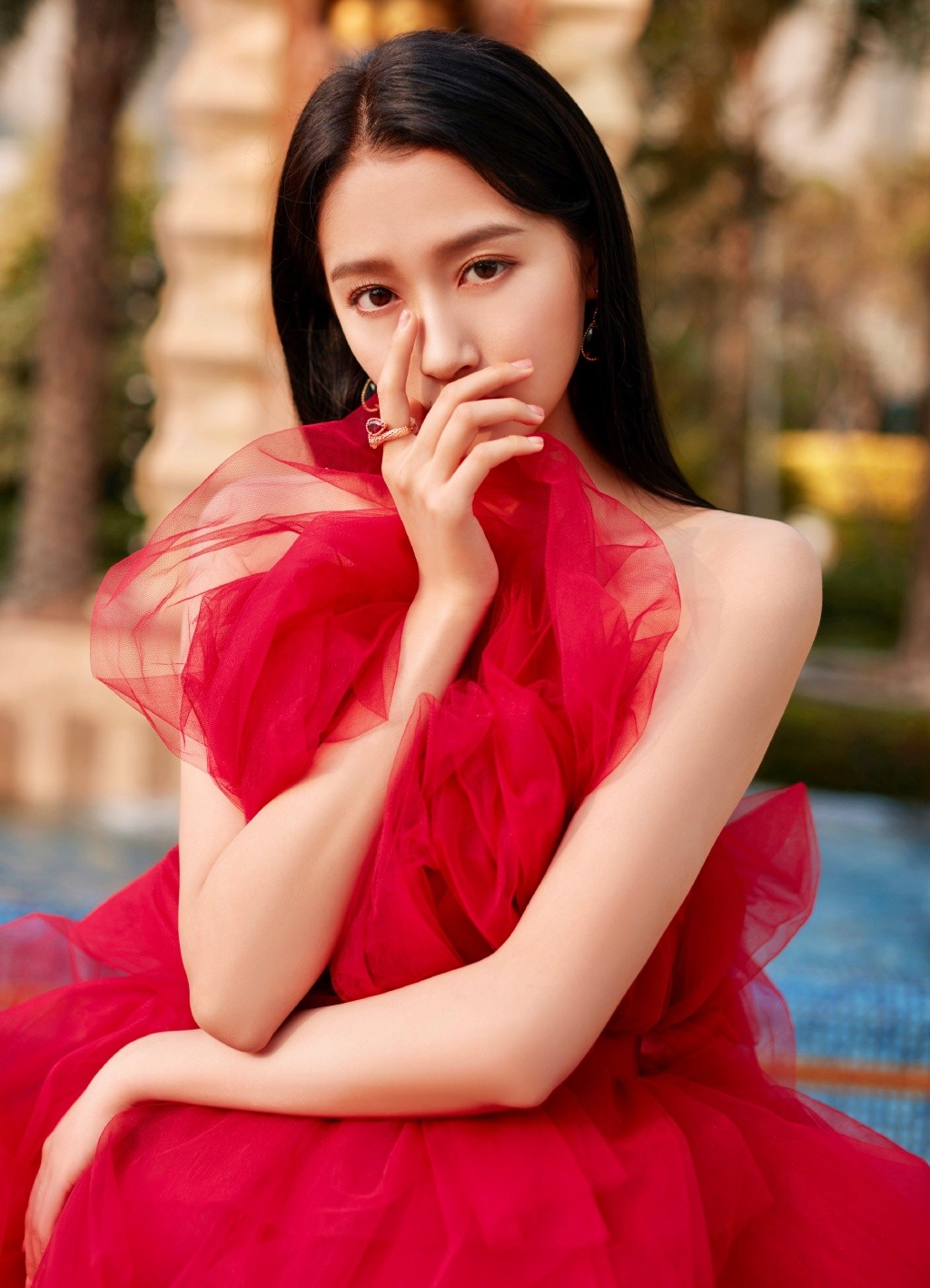 关晓彤拖尾轻纱裙,穿成红毯焦点,侧身秀香肩美背被怒赞:仙女气