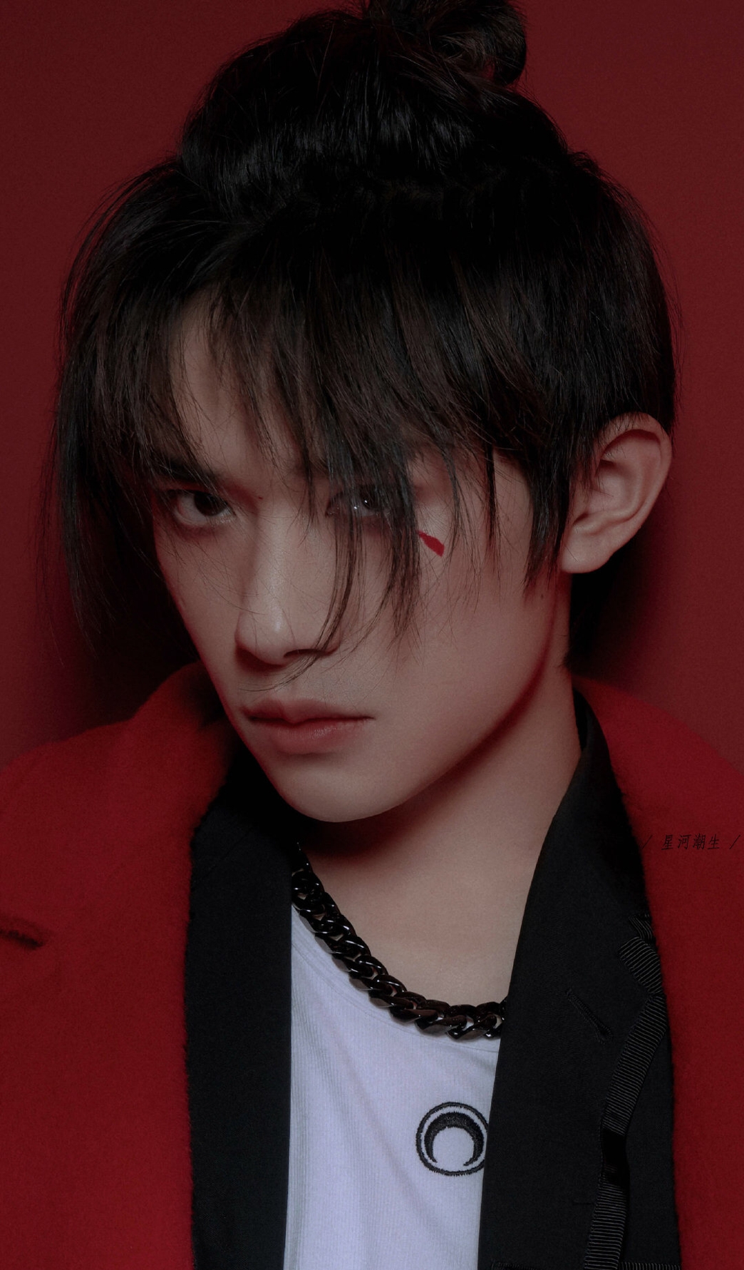 易烊千玺给自己化妆很细致,给胖虎就不同