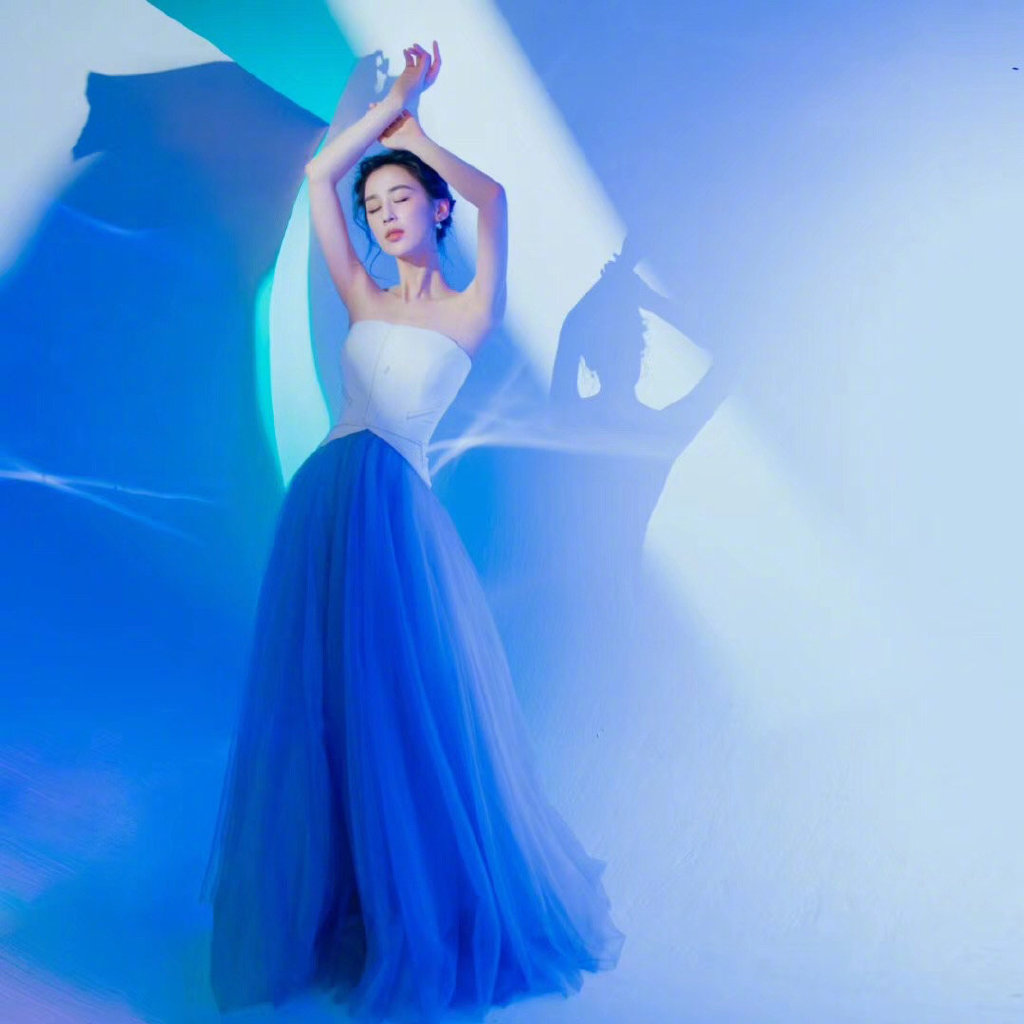 黄圣依好高调,穿风衣配高筒靴,露一截大腿丝毫不顾忌36岁了