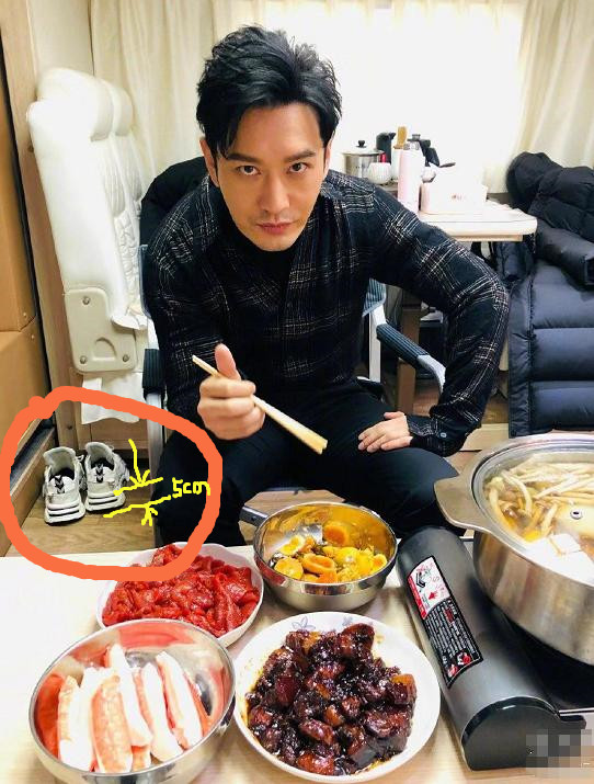 杨颖带儿子日本滑雪独留黄晓明在家吃火锅身后鞋子抢镜