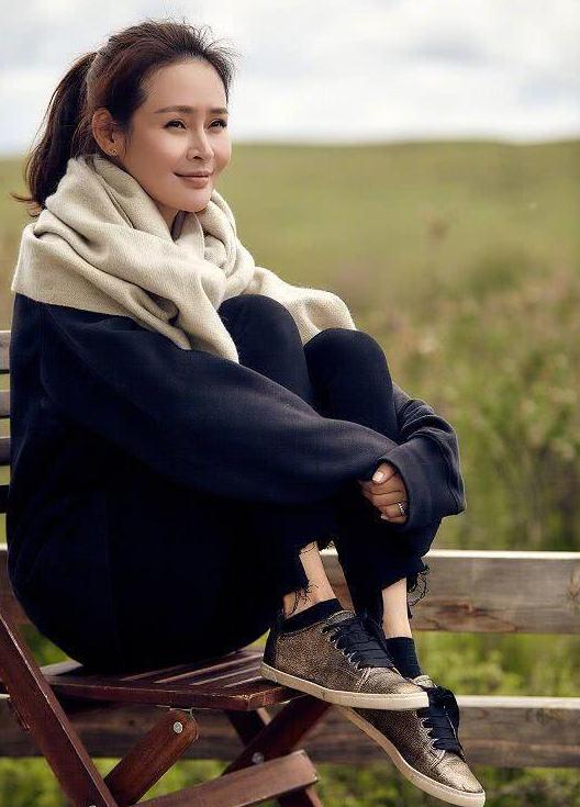 放弃外交官当起演员,巅峰时期嫁给普通人,现在37岁全家幸福美满