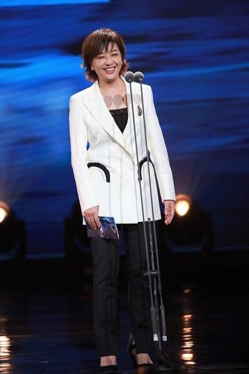 江珊低调亮相活动,一身黑西装配裸色内搭似真空,52岁美成30岁