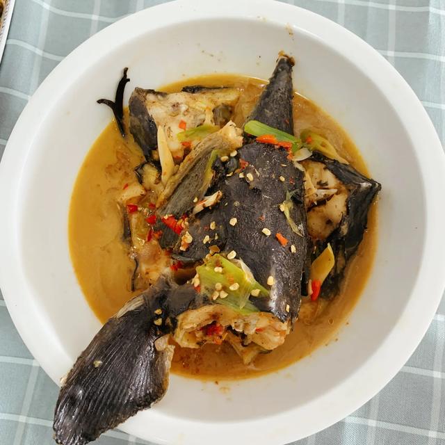 家常鲟龙鱼做法一般可以清蒸,红烧,黄焖,炖汤,今天介绍的是黄焖做法