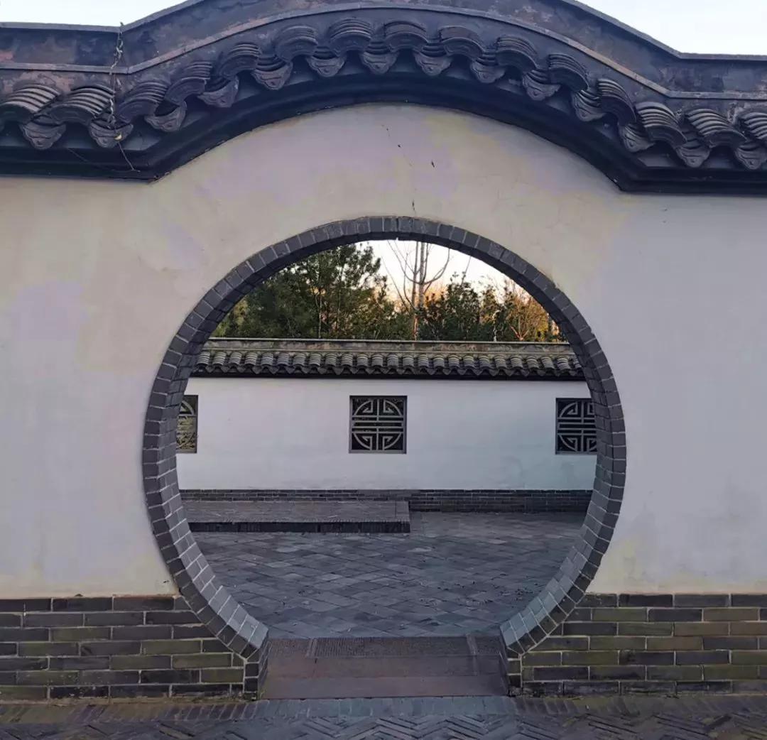 多为多边形,常见的有:方门,长方门,六角门,八角门等, 由圆与方组合