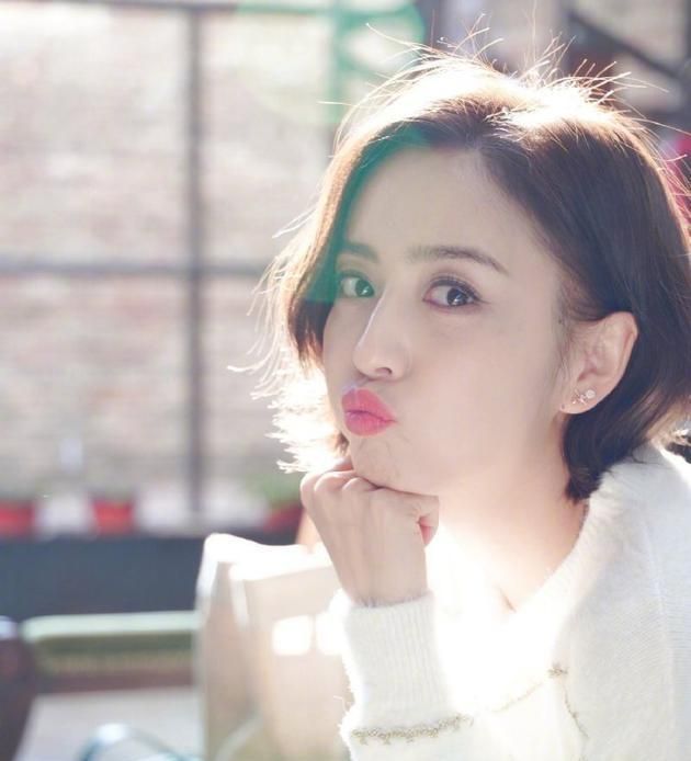 佟丽娅绿洲营业嘟嘴卖萌 换焦糖系新发色明媚动人