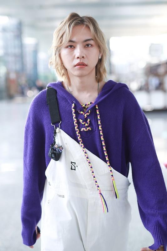 周锐留金发扎公主头秒变漫撕男 微笑出镜眼边泪痣吸睛