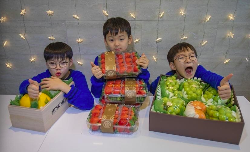 宋家三胞胎圣诞照曝光:民国稳坐c位,万岁最像爸爸