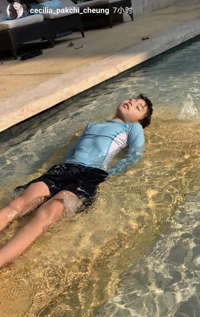 张柏芝穿性感泳衣秀身材小q太像谢霆锋小儿子肉嘟嘟白过妈妈