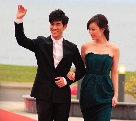 倪妮早年挽着李治廷走红毯,低胸的造型,让气质立马上升一个高度