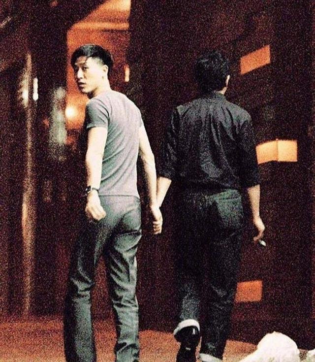 张国荣去世16年,挚爱唐鹤德发合照庆圣诞,笑容温暖细节刺痛人心