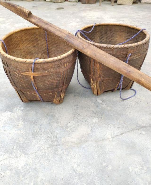 那个时候没有车子,打稻谷之后需要用箩筐送到家里面去