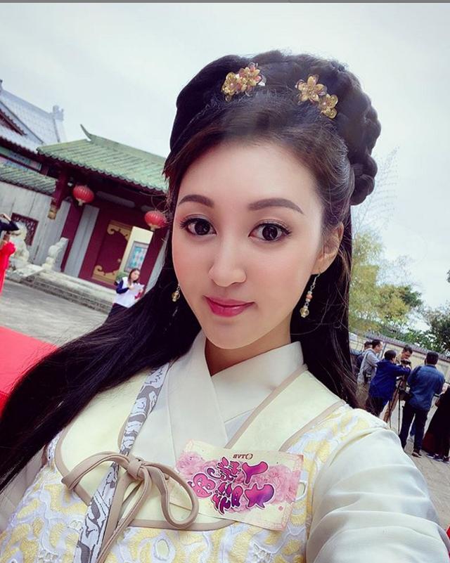 港姐何艳娟逛街买打折款,还排队领赠品