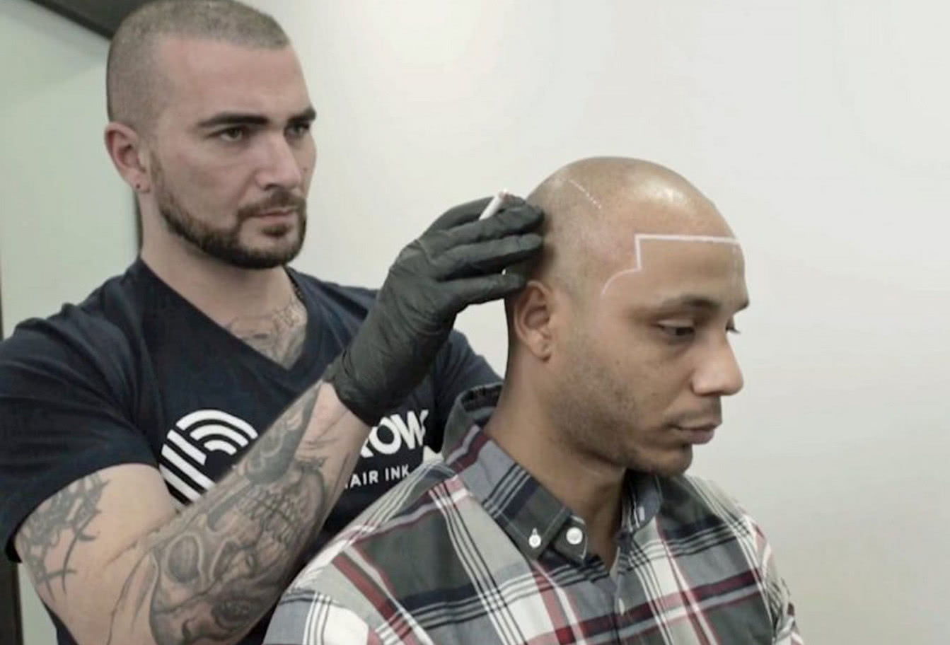 秃顶男子想要头发无奈请纹身师纹头发效果令人无奈