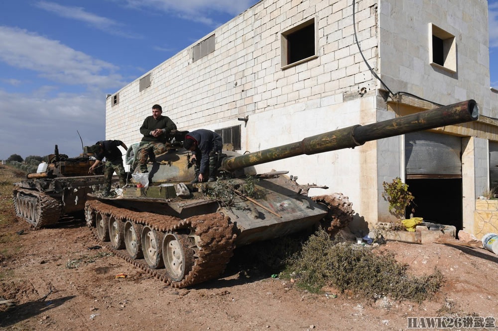叙利亚政府军加强攻势 士兵骑摩托上前线 重型武器装备分外珍贵